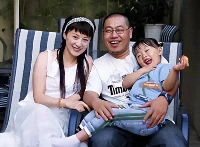 演员徐露：曾经嫌丈夫长得丑，婚后拒绝生子，今19岁女儿貌美如花