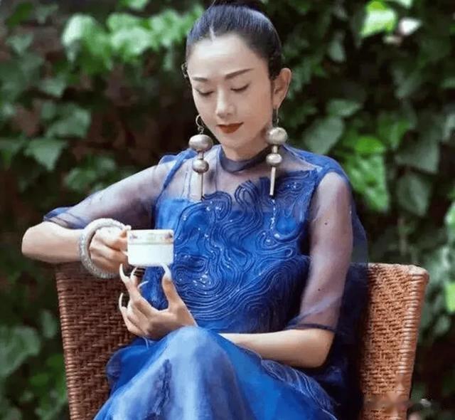 杨丽萍上台没穿衣服?服装都是彩绘的,镜头放大时太“抢眼”!