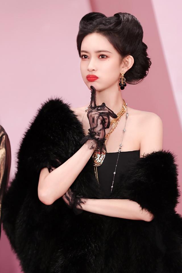 2024年流行“复古发型+现代裙”,田曦薇孟子义这两种造型美出圈