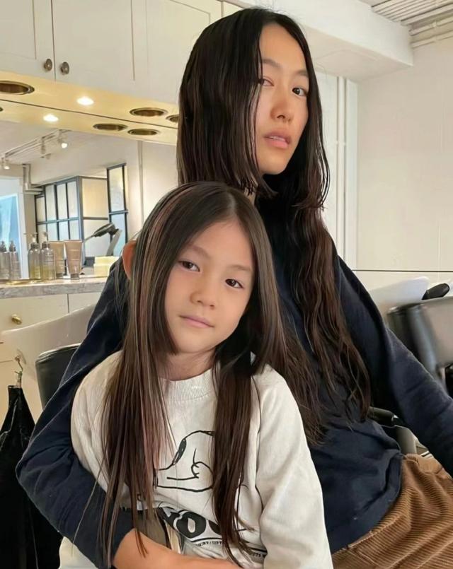 陈冠希秦舒培带女儿野餐,家庭幸福尽显!