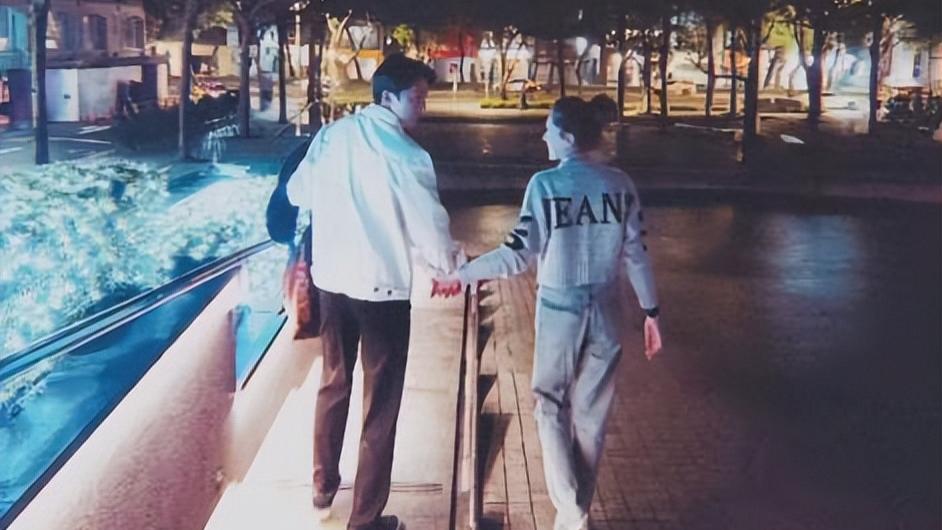 许玮甯和邱泽庆祝结婚3周年，十指紧扣甜蜜放闪，夫妻四目相对