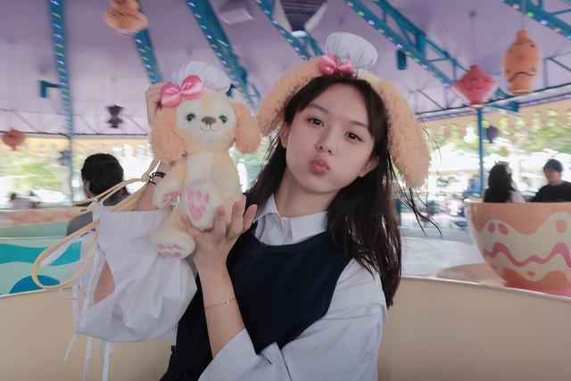 2岁即年入百万的童星刘楚恬,因太漂亮被“禁止整容”,如今怎样