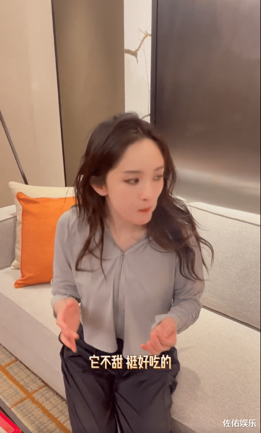 杨幂难掩吃货本性，狼吞虎咽接地气，带病上班引人心疼