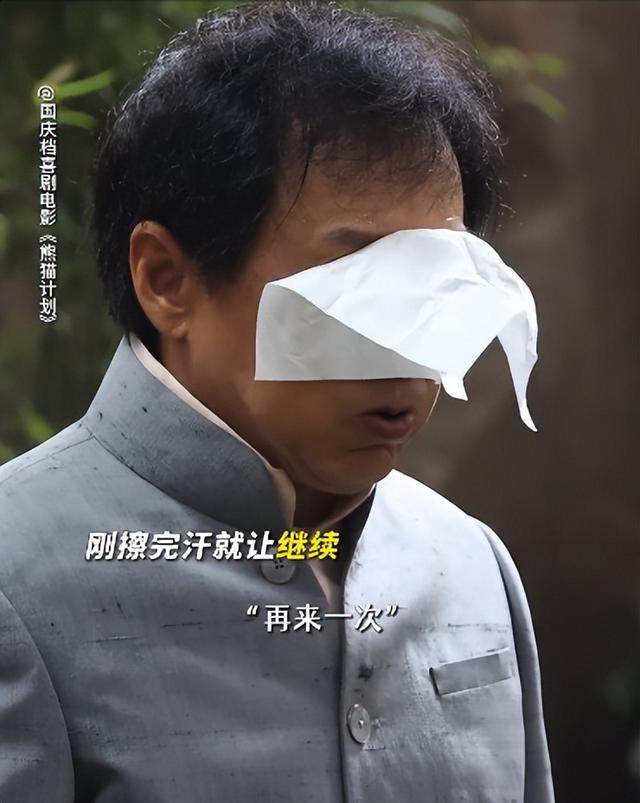 成龙私照获老外30万赞,满头白发断崖式衰老,与路演状态判若两人