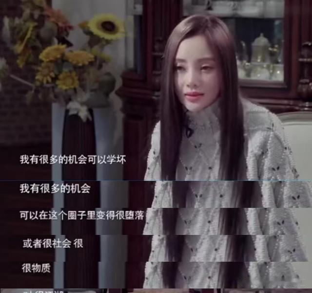 42岁李小璐山顶拍摄被偶遇,个子好矮像1米5,浓妆艳抹愁眉苦脸