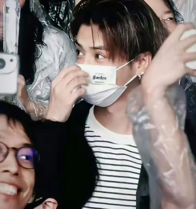 关晓彤不再逃避！直面“恋爱八年不结婚”给出回应，评论区炸锅了