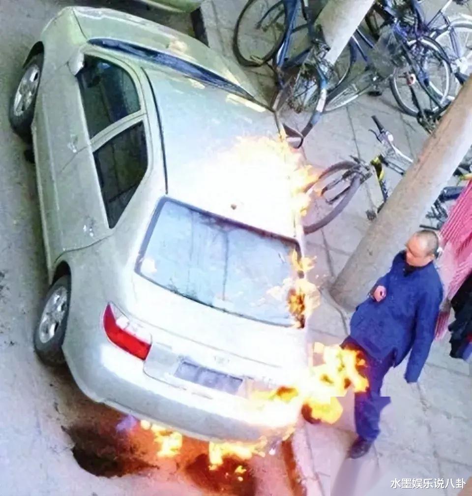 窦唯小馆子吃饭被偶遇,发福秃顶撞脸范伟,王菲再洒脱也不及他