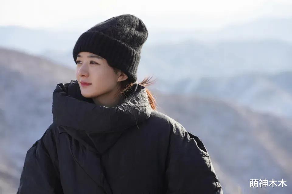 面对央视镜头,赵丽颖化淡妆、唐嫣戴帽子,相差4岁状态不一样