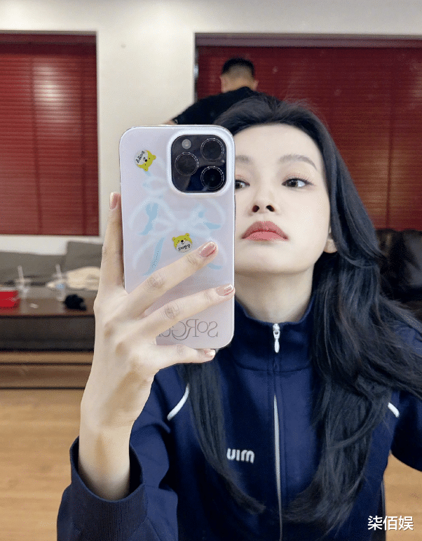 孙怡带7岁女儿买面包,不戴假发片真实发量曝光,母女头发都不多