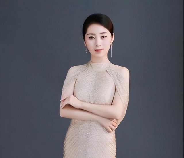 28岁从星光大道成名,却“抢”了别人丈夫,现在沦为了家庭主妇