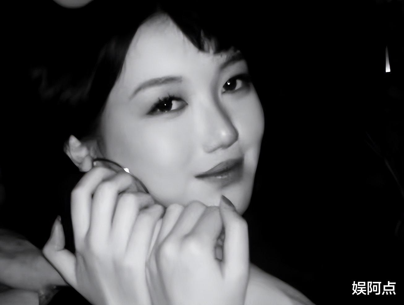 李嫣迎18岁成人礼，近照曝光模样大变！王菲亲吻女儿额头超有爱！