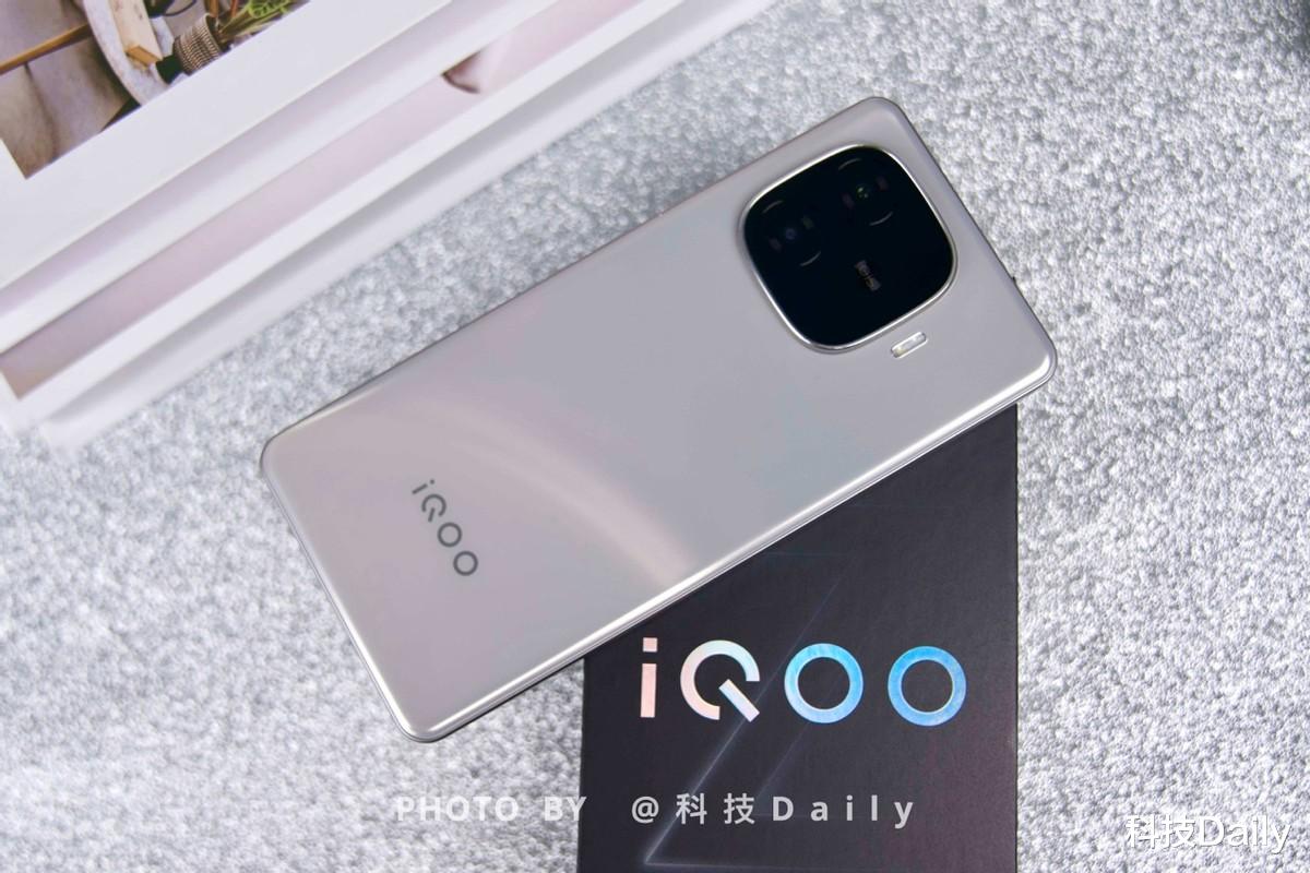 来一组iQOO Z9 Turbo+实拍照片！瞅一瞅质感，看一看体验