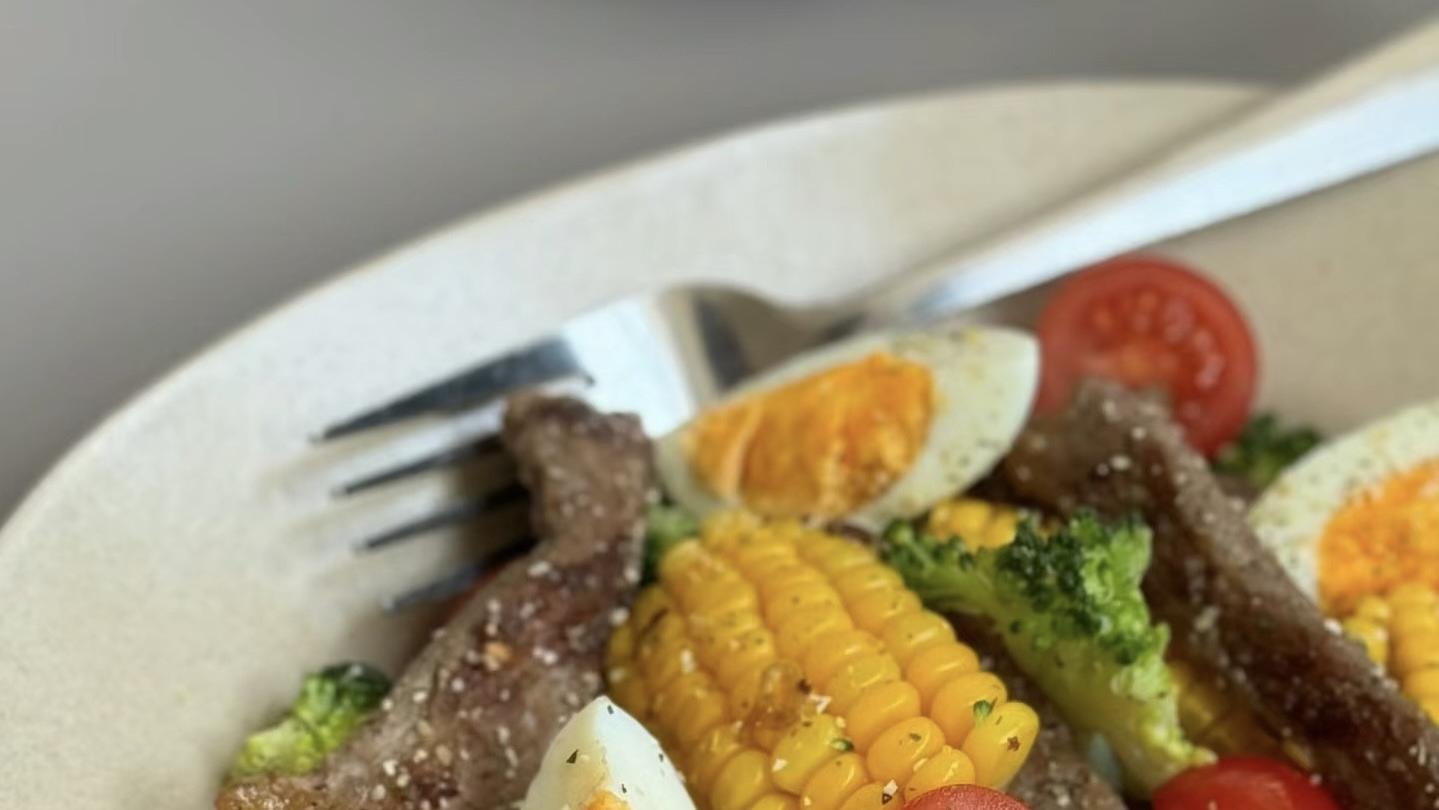 \10分钟速成减脂神餐！牛肉西兰花，健康美味两不误，轻松享受瘦身的每一口\