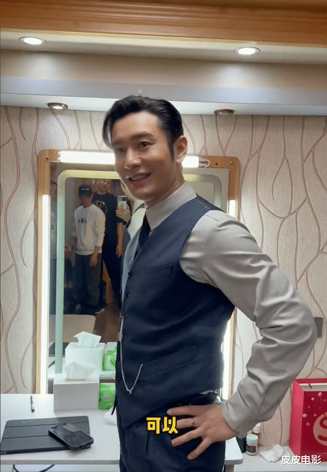 47岁的黄晓明,终于“开窍”了