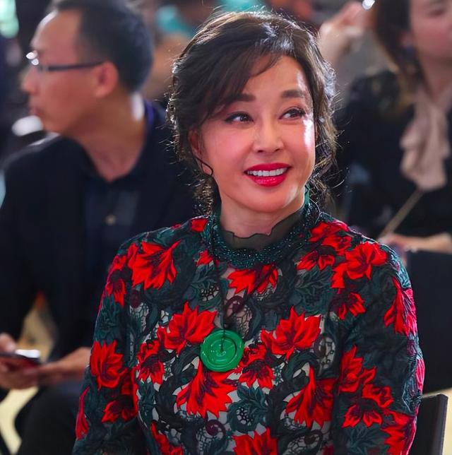 直到看见74岁刘晓庆的最新动态,才明白,金星当年所言不虚!