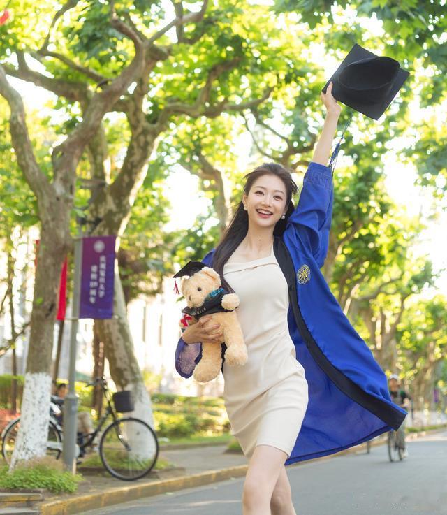 冯琳以复旦优秀毕业生身份毕业,穿硕士服美丽动人,她没能进央视