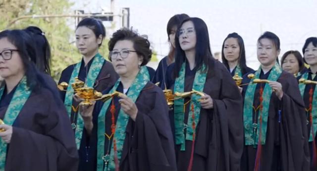 王祖贤在温哥华参加园游会,她披着长发,戴着眼镜,她过的很好!