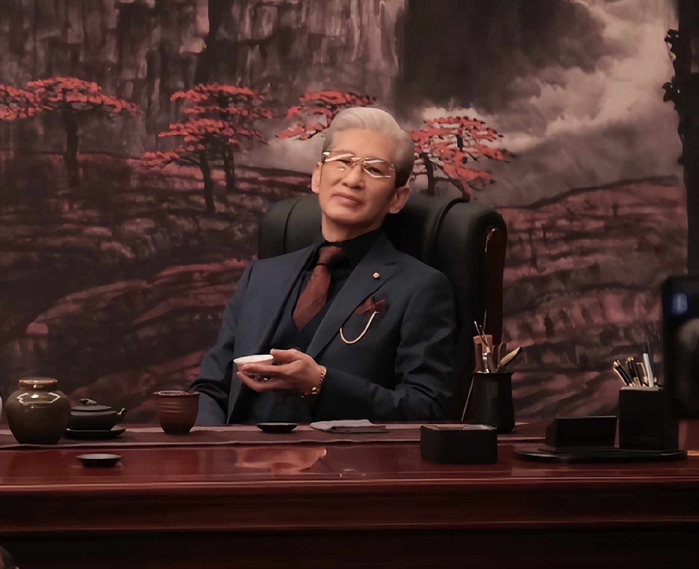 3天票房近1亿!看完《异人之下》,我敢说:内娱票房变天了