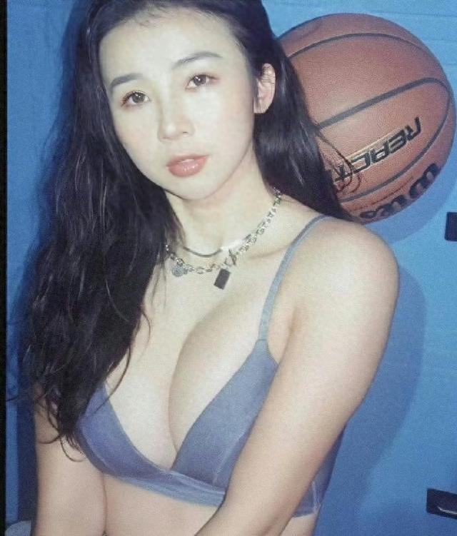 张曼源 的身材太爆 ???了