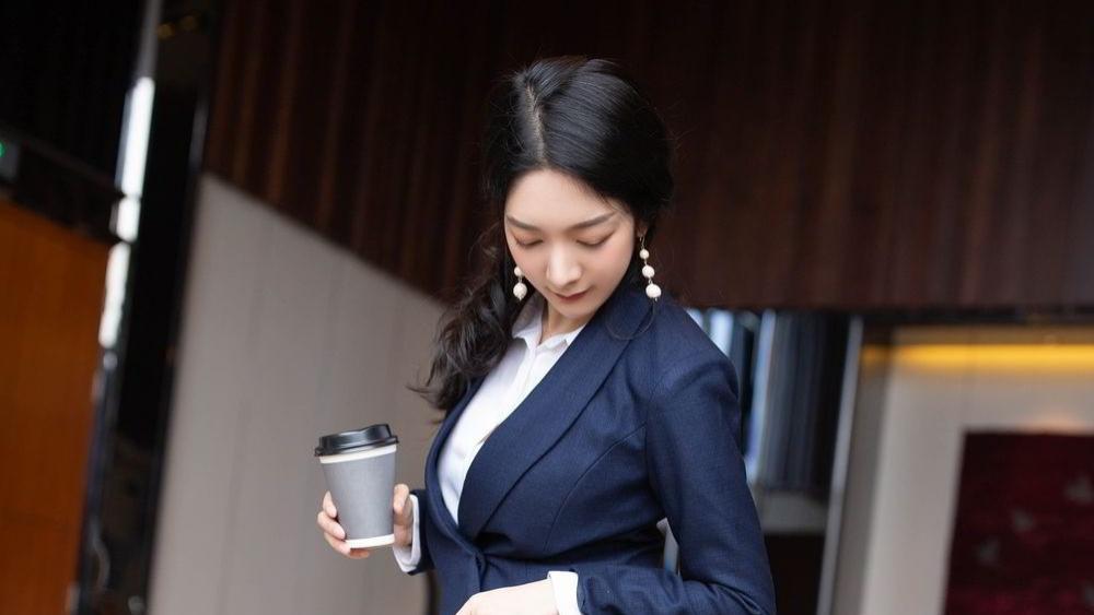 引领职场新潮流，藏青色套装尽显沉稳与干练