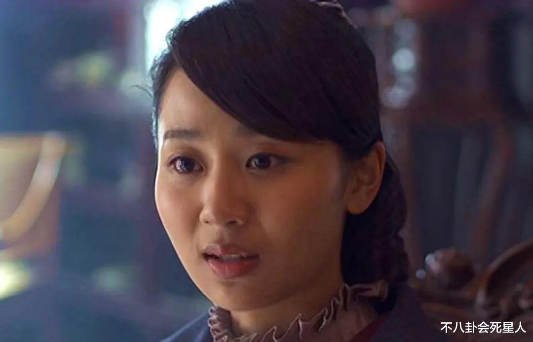 31岁杨紫和60岁何赛飞同框,“科技脸”和原生脸的差别出来了