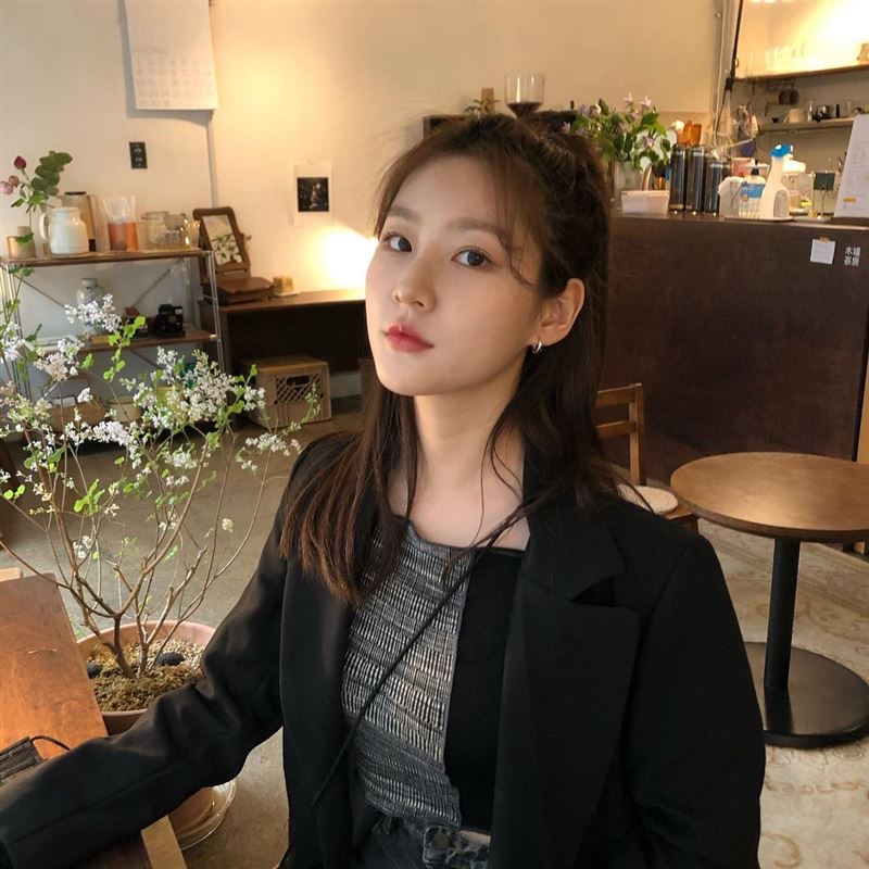 金赛纶遗照曝光，42岁元彬现身灵堂悼念，表情悲伤在灵堂擦拭眼泪