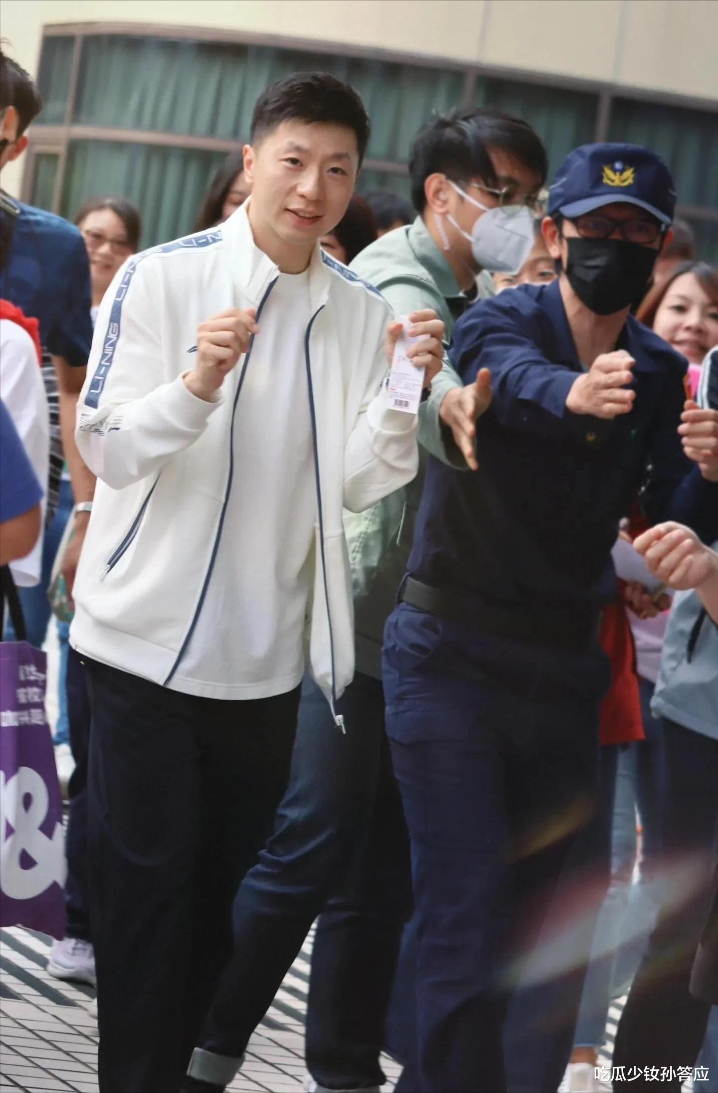 马龙“立场”事件愈演愈烈,女粉举红旗声援真解气,给网友上一课