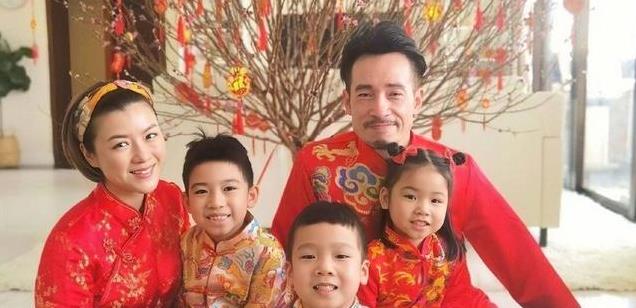 恭喜!43岁香港知名女星被曝怀第四胎,上围突然变丰满孕味十足