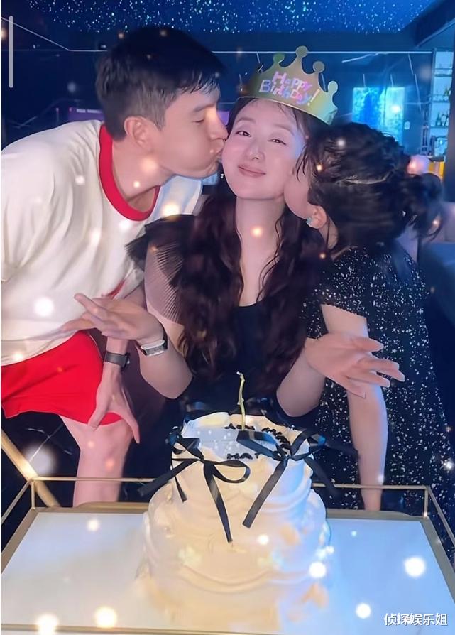 44岁小李琳晒庆生照,被老公女儿幸福亲吻,经超和女儿似复制粘贴