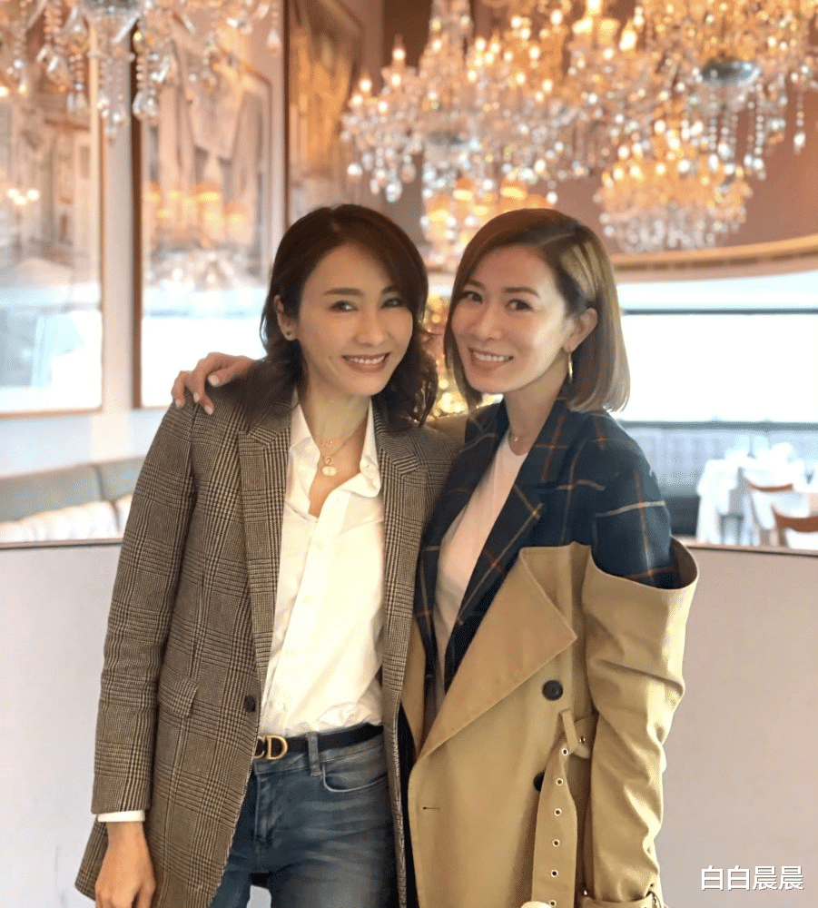 佘诗曼晒与黎姿合影，黎姿肌肤白嫩，佘诗曼穿低领背心事业线傲人