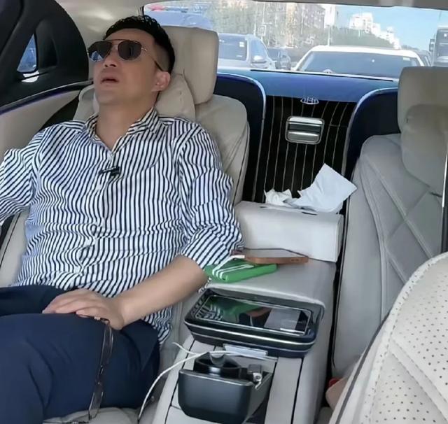 大S又可悲又可笑!汪小菲和妻子回北京过节,对孩子置之不理。