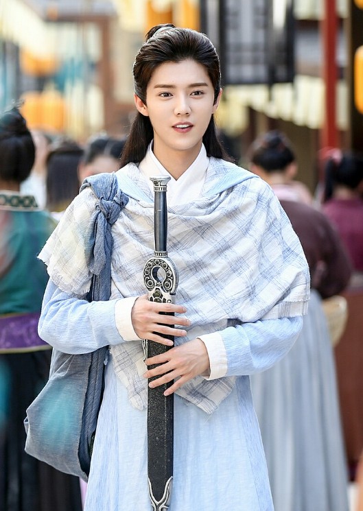 35岁当众道歉的鹿晗，将内娱过气顶流的窘境，体现的淋漓尽致！