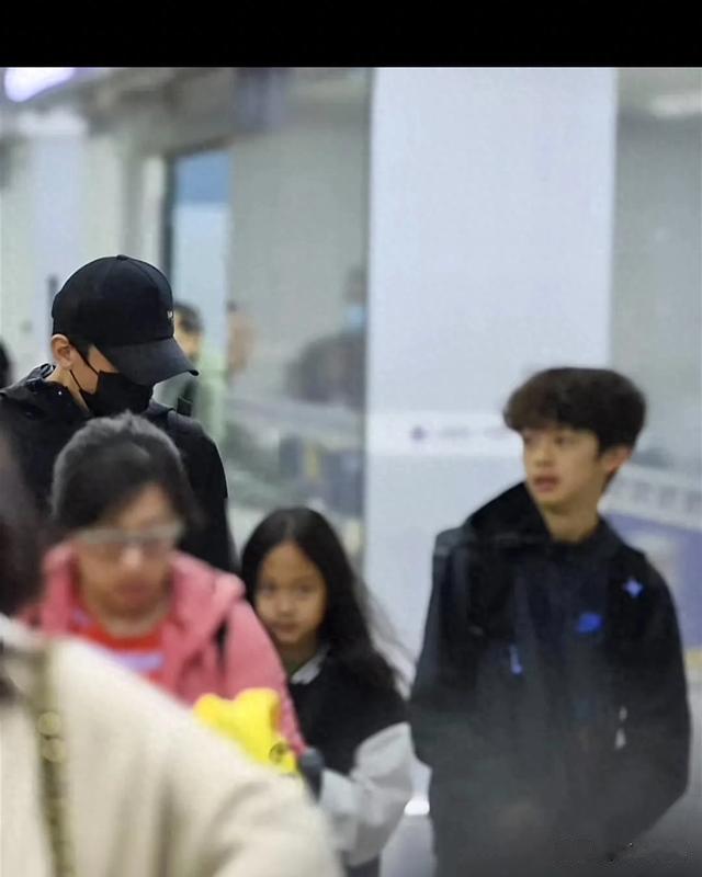 邓超带一双儿女坐飞机,13岁等等身高170快追上爸爸,女儿好漂亮