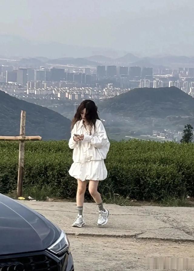 42岁李小璐山顶拍摄被偶遇,个子好矮像1米5,浓妆艳抹愁眉苦脸