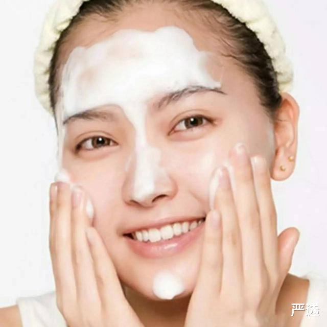 脸上刚“打湿”就涂洗面奶，难怪洗完也出油，皮肤越来越粗糙