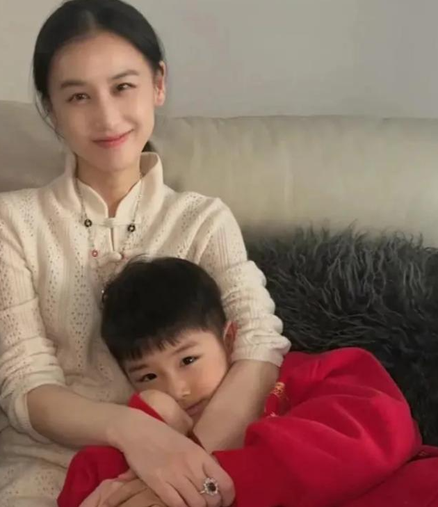 太壕了！黄圣依晒与父亲合影，娘家豪宅全曝光，露台超大种满花菜