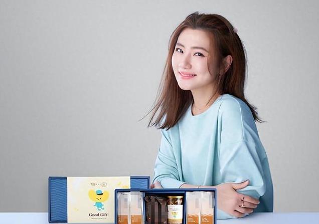 任家萱产后4个月全职带娃没收入，从没给儿子洗过澡，老公赚钱少