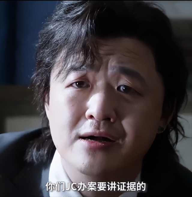 打的越真演技越稳！《打黑》包贝尔摔酒瓶扯下59岁张家辉的遮羞布