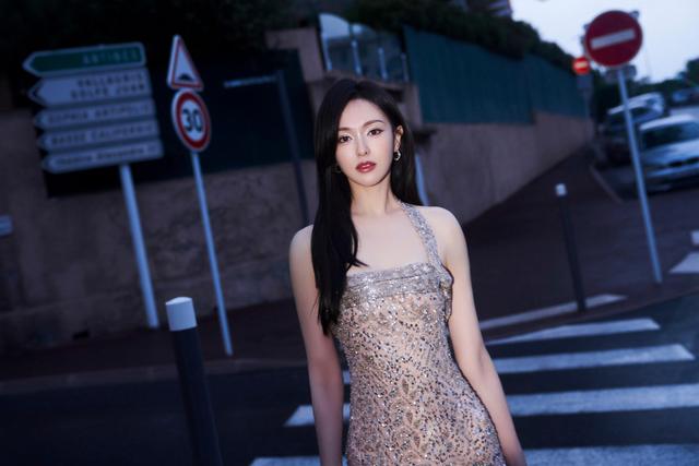 唐嫣挂脖式亮片透纱裙熠熠生辉