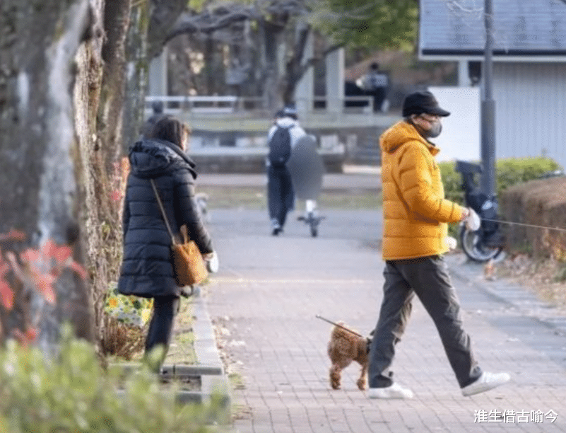 65岁山口百惠发福了，72岁三浦友和帅气依旧，两个人恩爱43年