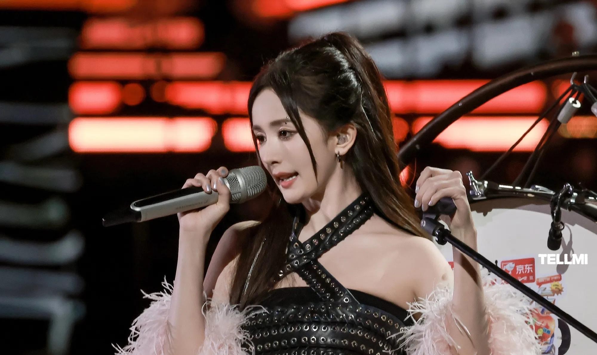 杨幂跨年夜,美艳绝伦的舞台王者?