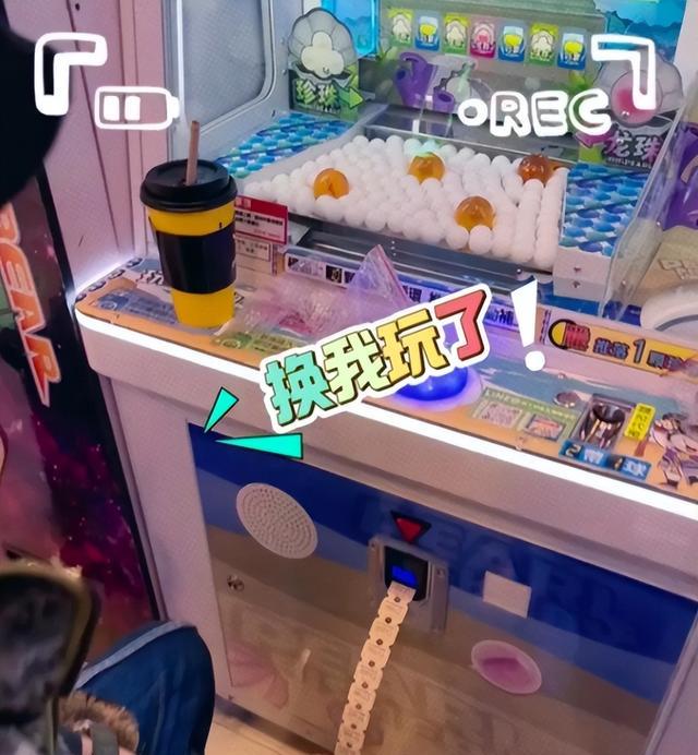 郭碧婷一人带俩娃玩,2岁儿子留长发似姑娘,自己比孩子玩的还欢