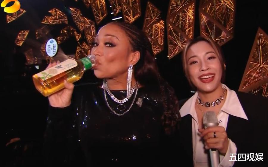 那英|那英在歌手第10期首次夺冠,激动到亲吻杨杨:评审们终于有良心了