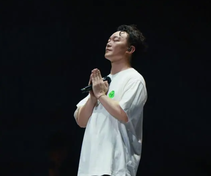 知名记者说全红婵“疯疯癫癫”,不跳水时“像白痴”,网友炸了!