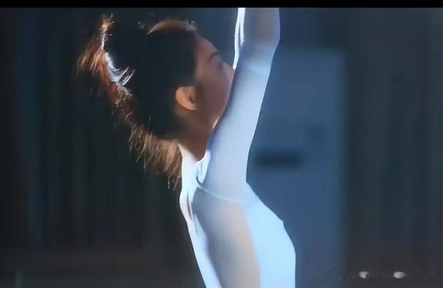 女演员千万别过度减肥,28岁章若楠与26岁赵露思站一起很明显