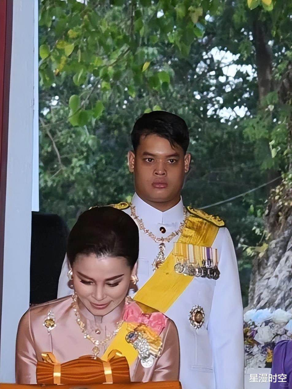 19岁提帮功越来越帅了,身高近2米,眼神清亮坚毅,是泰王心尖宠