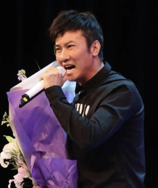 没想到，56岁的知名歌手江涛，还是为自己的“整容”付出了代价