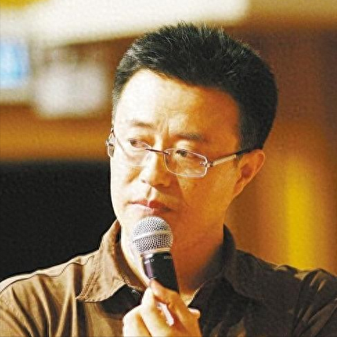 结婚九个月妻子瘫痪后不离不弃，45岁他离开央视，50岁儿女双全