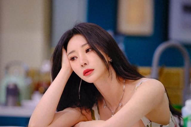 柳岩:得罪过陈凯歌、伴娘门八年后,43岁的她穿上衣服无人敢娶