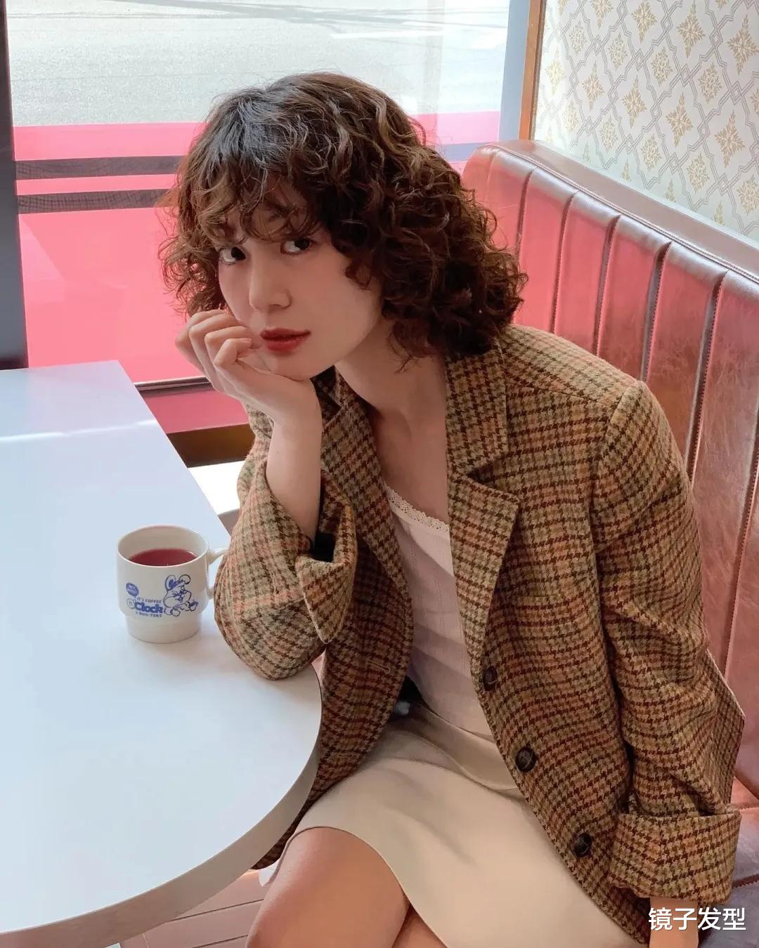 40岁左右的女性,选择齐脖层次卷发,成熟有魅力